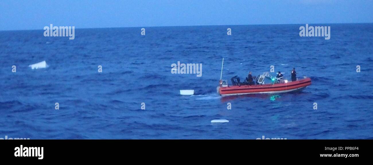 Un garde-côte de William Flores petit bateau de sauvetage de l'équipage de quatre personnes un 25 pieds de Grady de plaisance blanc prend l'eau Vendredi, 16 août 2018, à environ 34 milles à l'est de Lake Worth, en Floride. La faucheuse William Flores équipage reçoit un appel de détresse du navire ont indiqué qu'ils étaient pris sur l'eau et l'équipage coupe détournées pour aider les plaisanciers. Banque D'Images