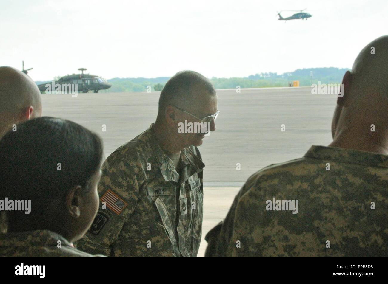 Le sergent de l'armée américaine. 1re classe Mike Moy parle aux soldats avec détachement 1, la Compagnie Bravo, 1-224ème régiment d'aviation, 28e Brigade d'aviation de combat expéditionnaire après une promotion, cérémonie qui a eu lieu en son honneur au Muir Army Airfield, le 18 août 2018. Le Sgt. 1re classe Moy est le plus ancien soldat actuellement dans le Connecticut Garde Nationale. Banque D'Images