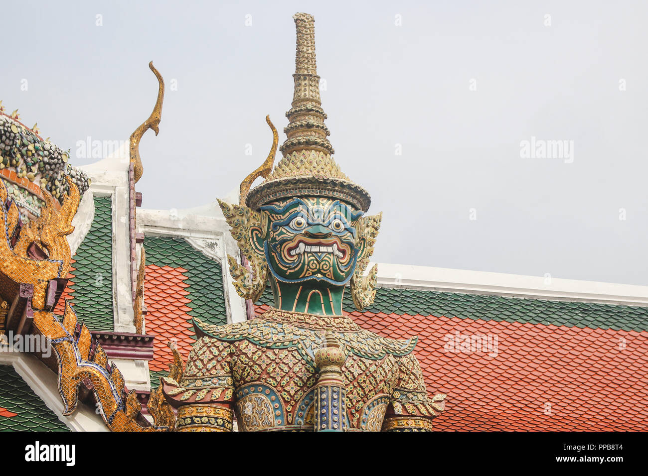 Démon géant détaillé guardian statue, connue comme Thotsakhirithon, au Wat Phra Kaew temple. Bangkok, Thaïlande. Banque D'Images