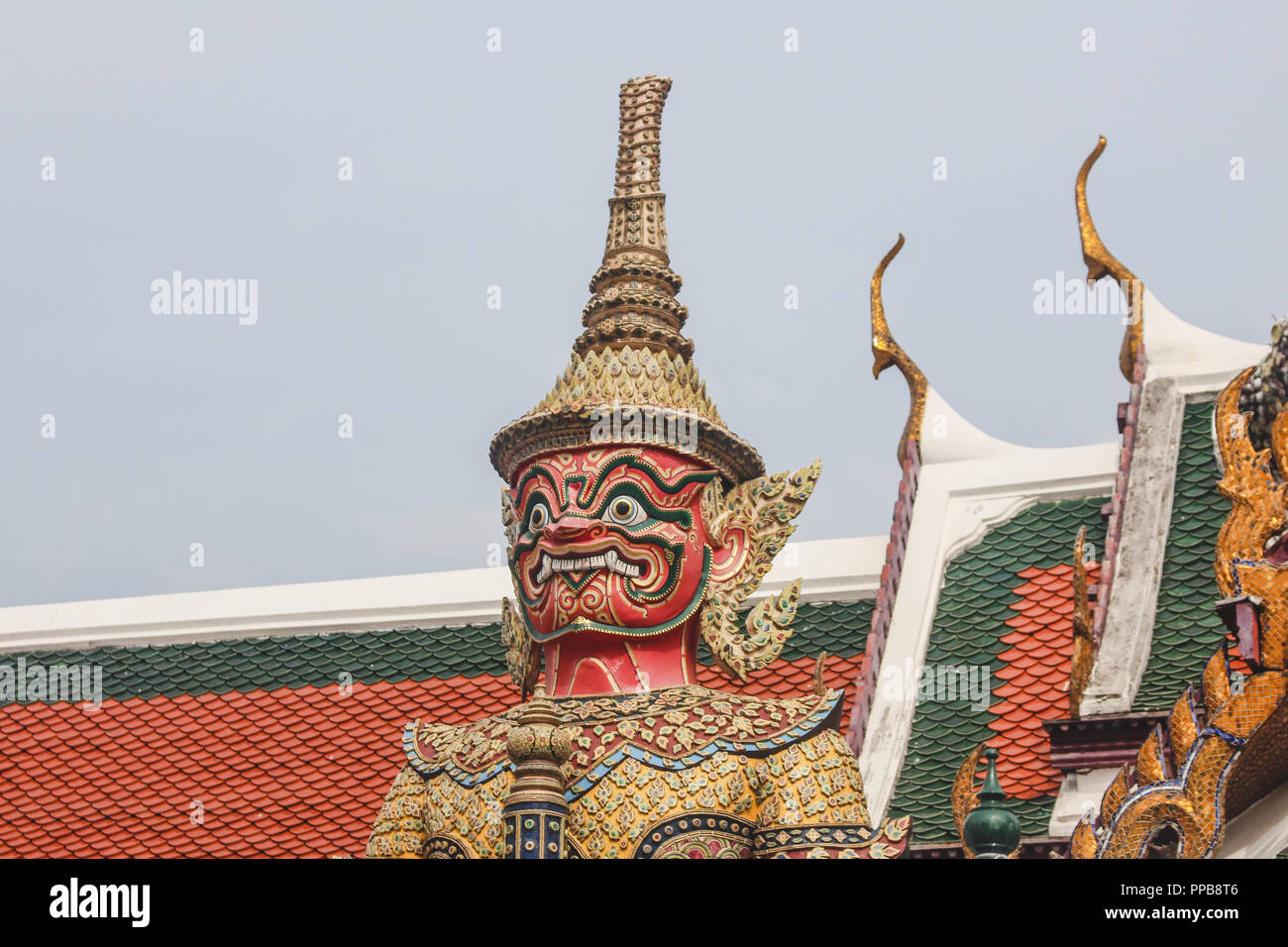 Démon géant détaillé guardian statue en Wat Phra Kaew temple. Bangkok, Thaïlande. Banque D'Images