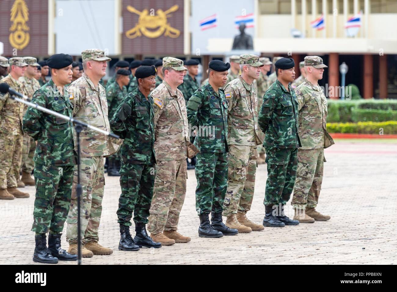 Plus de 150 de l'armée américaine et les soldats de la Garde nationale d'armée et 300 soldats de l'Armée royale thaïlandaise a participé à Hanuman Guardian 2018's Cérémonie d Ouverture le 20 août à la cavalerie de l'Armée royale thaïlandaise du Centre en Thaïlande Saraburi province. Hanuman est un gardien 11 jours armée bilatérales à un exercice de l'armée qui renforce et développe la capacité de l'interopérabilité entre les États-Unis et les forces de l'Armée royale thaïlandaise. Banque D'Images