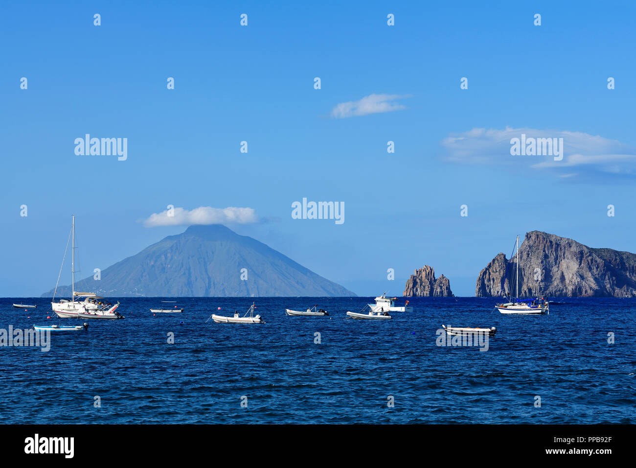 Port de San Pietro avec vue sur l'île de Stromboli, l'île de Panarea, Lipari et Eoliennes, Sicile, Italie Banque D'Images