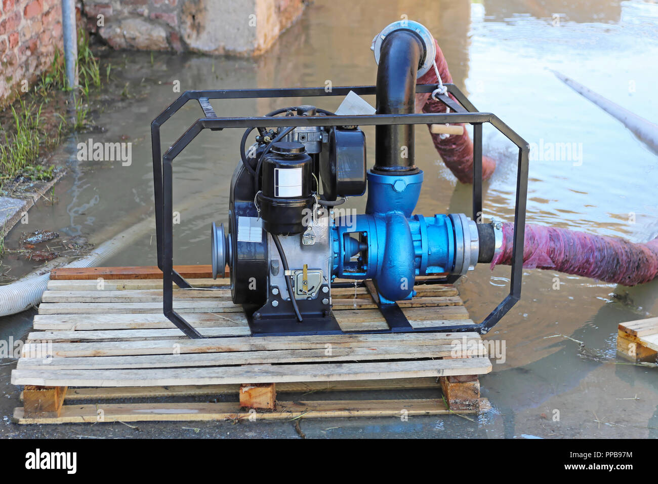 Pompe à eau diesel en catastrophe inondations Banque D'Images