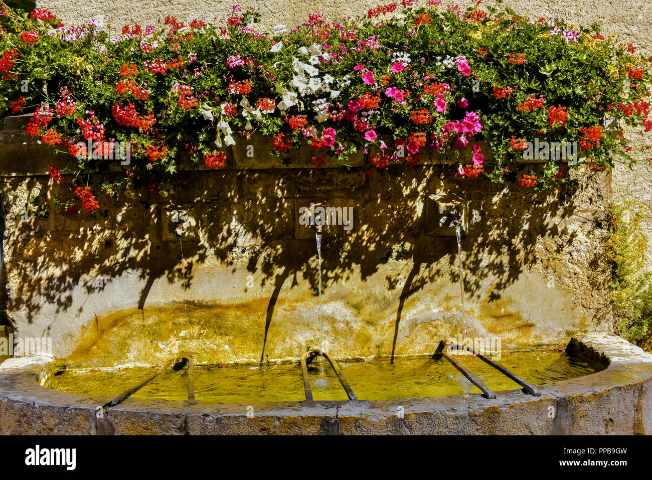 Même avec des fleurs dans le village de Moustiers-Sainte-Marie, Provence, France, membre des plus beaux villages de France Banque D'Images