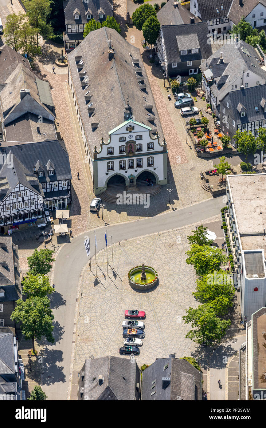 Vue aérienne, de la place du marché avec Propsteikirche St. Petrus et Andreas, Brilon, Rhénanie-Palatinat, Hesse, Allemagne Banque D'Images