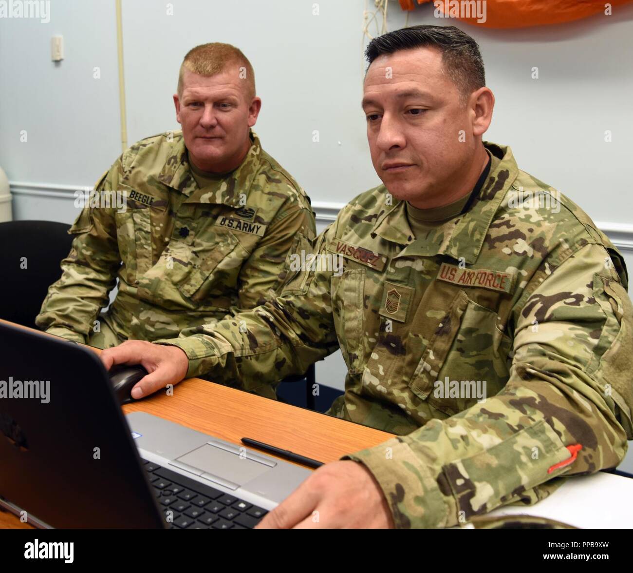 Le Lieutenant-colonel de l'armée américaine Zane Beegle, gauche, le personnel de l'exercice (STAFFEX) 18-5 J-4 Direction Logistique planner avec le West Virginia Army National Guard, et U.S. Air Force capitaine principal Sgt. Andy Vasquez, de la Ninth Air Force J-4 Planner, l'examen de la logistique requise pour le scénario de l'exercice, 14 août 2018, Shaw Air Force Base, L.C. (J-4 La direction est chargée de former des plans et des services logistiques, d'inclure la coordination et la supervision de l'approvisionnement, les opérations de maintenance, de déploiement et de distribution, l'ingénierie, les services de santé, l'OCS, les services alimentaires, et autres sup logistique requis sur le plan opérationnel Banque D'Images