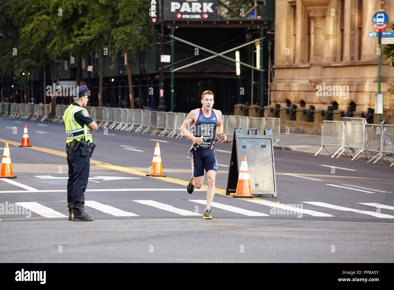 New York, USA - Juillet 01, 2018 : New York Police Department fixe NYC Triathlon. Banque D'Images