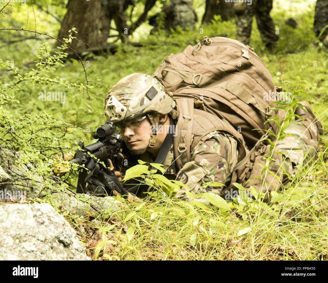 La CPS de l'armée américaine. Michael Labonté un résident de Smithfield, R.I., attribuée à la société C, 1er Bataillon, 143e Régiment d'infanterie, se cache pendant une simulation d'assaut à la reclassification d'infanterie 18-002 Cours de formation sur le terrain à l'exercice final Smith Camp Site de formation, Cortlandt Manor, NEW YORK, le 13 août 2018. Institut régional de formation de la 106e a effectué l'infanterie d'août cours 3-21, 2018 et adapté le programme de formation pour répondre aux nouvelles normes d'infanterie. Banque D'Images