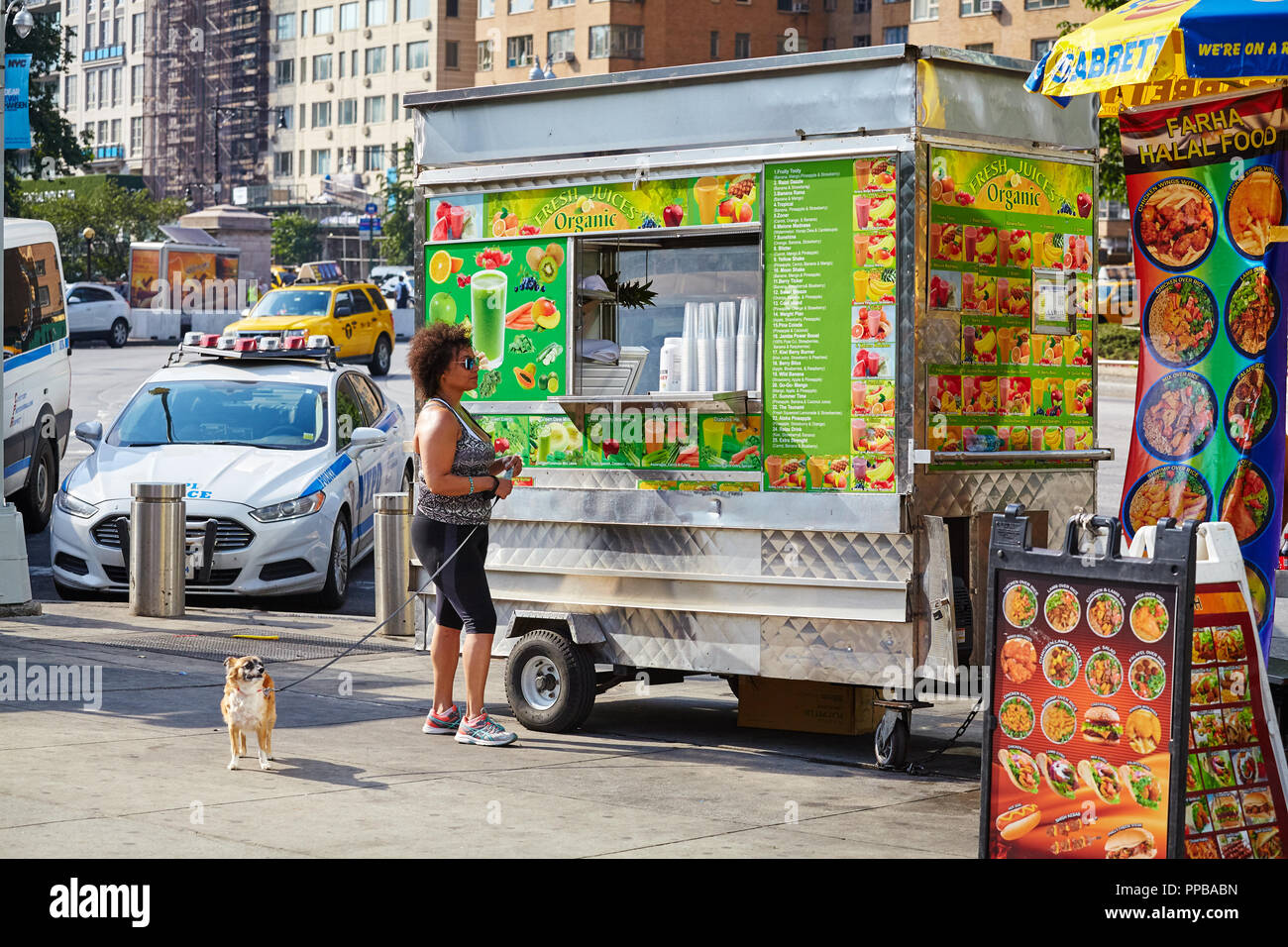 New York, USA - 01 juillet 2018 : un client au jus frais bio panier garé au Columbus Circle. Banque D'Images