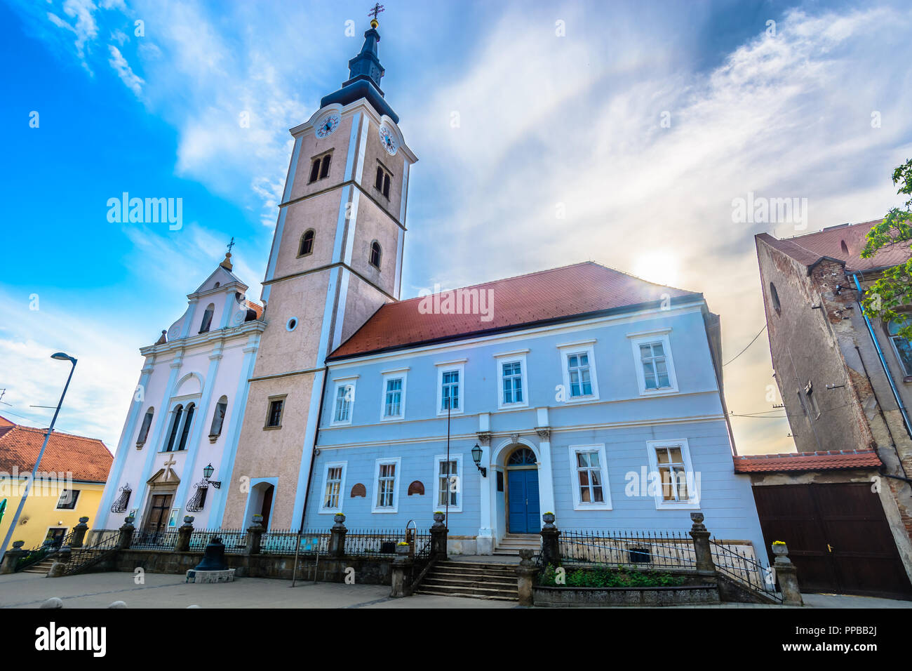 Vue panoramique à très grande cathédrale de Zagreb ville. Petite ville pittoresque près de Zagreb, Croatie. Banque D'Images