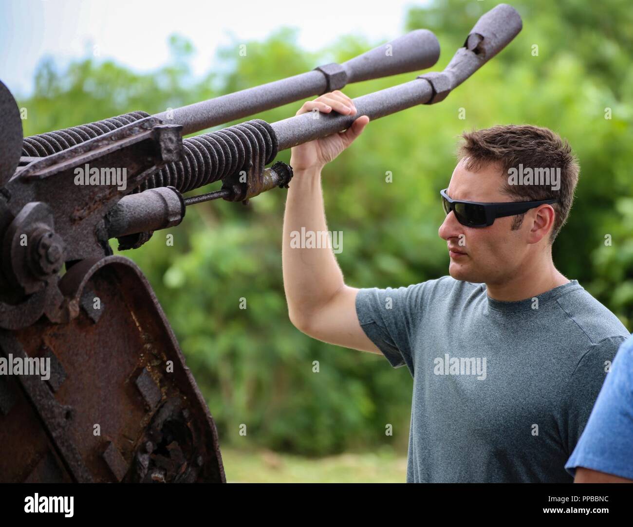 Adjudant-chef Daniel Jones, 10e équipe de soutien civil, Washington Garde nationale, observe les restes d'un canon anti-aérien sur l'île de Saipan, 16 août 2018. Le CST a été 10ème sur l'île de participer à un exercice du 14 au 17 août. Saipan était le site d'une grande bataille dans la campagne du Pacifique de la DEUXIÈME GUERRE MONDIALE. Banque D'Images