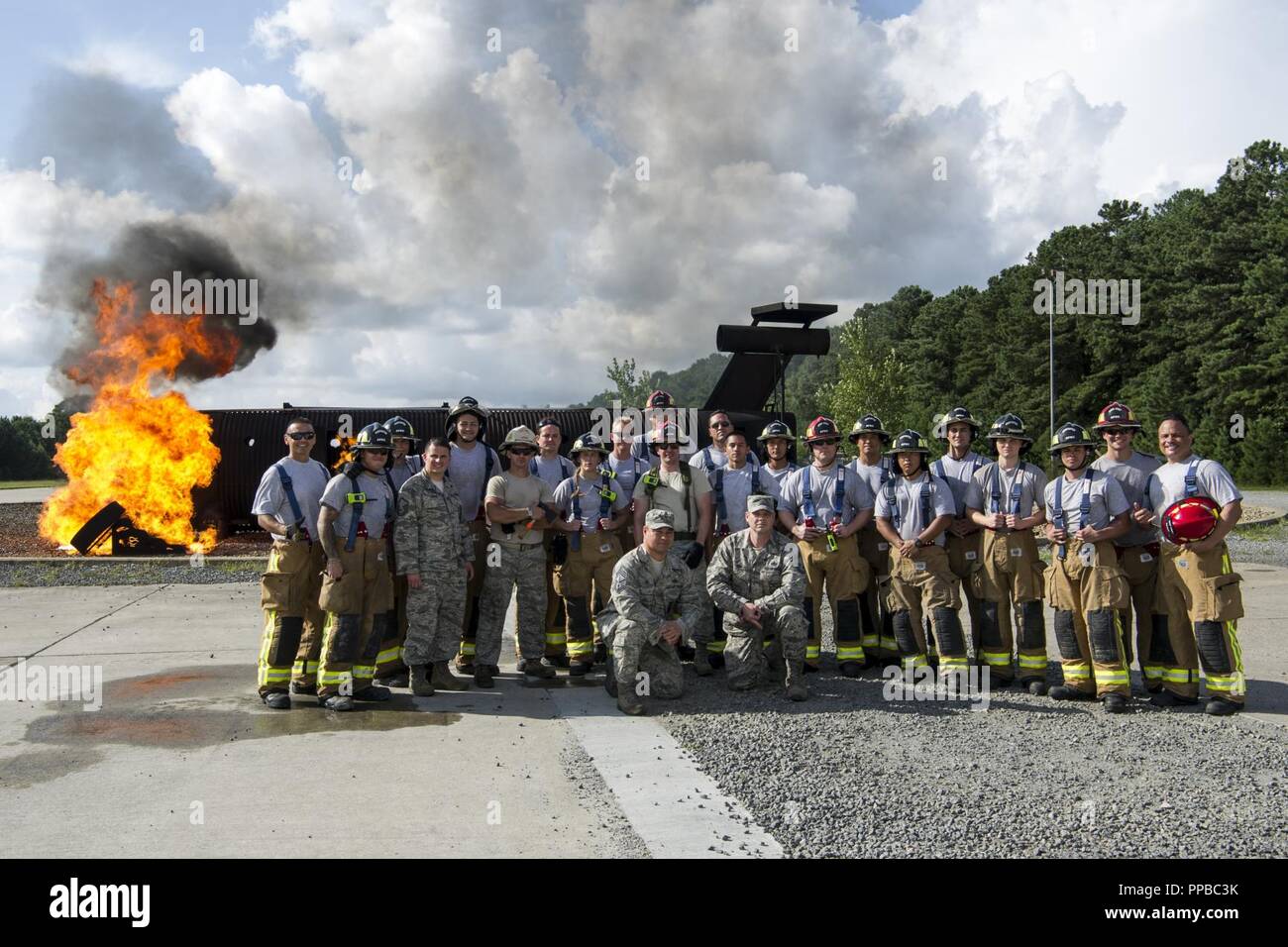 Les pompiers de l'US Air Force avec le 624th squadron de l'Ingénieur Civil Joint Base Harbor-Hickam Pearl, Mississippi, 746e de la SCÉ Joint Base Lewis-McChord, dans l'État de Washington et le 514e de la SCÉ Joint Base McGuire-Dix-Lakehurst, New Jersey, formés ensemble comme une seule équipe au cours de Patriot Warrior 2018 à Dobbins Air Reserve Base, la Géorgie, le 17 août, 2018. Patriot Warrior est un exercice de la réserve de l'Armée de l'air conçu pour préparer les citoyens de réserve aviateurs pour les déploiements à l'échelle mondiale et fournit des connaissances et l'expérience pour renforcer les programmes de formation à la maison mère. Banque D'Images