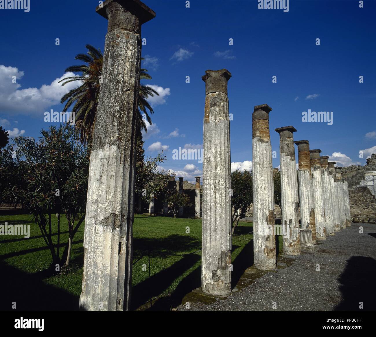 L'Italie. Pompéi. Maison du Faune. Résidence privée romaine du iie siècle av. Vue du second péristyle. Banque D'Images