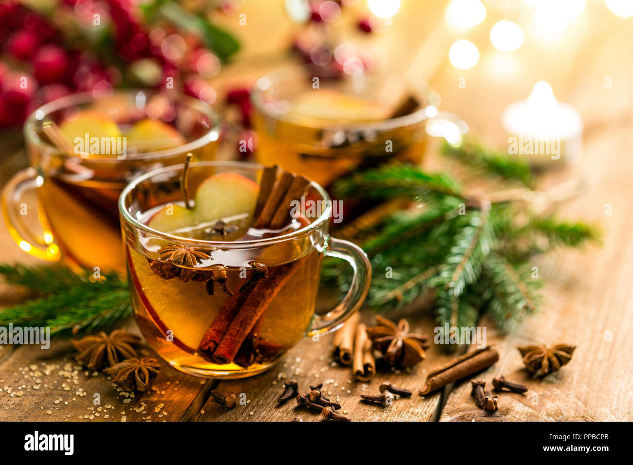 Cidre chaud à la cannelle, girofle et d'anis. Noël traditionnel verre Banque D'Images