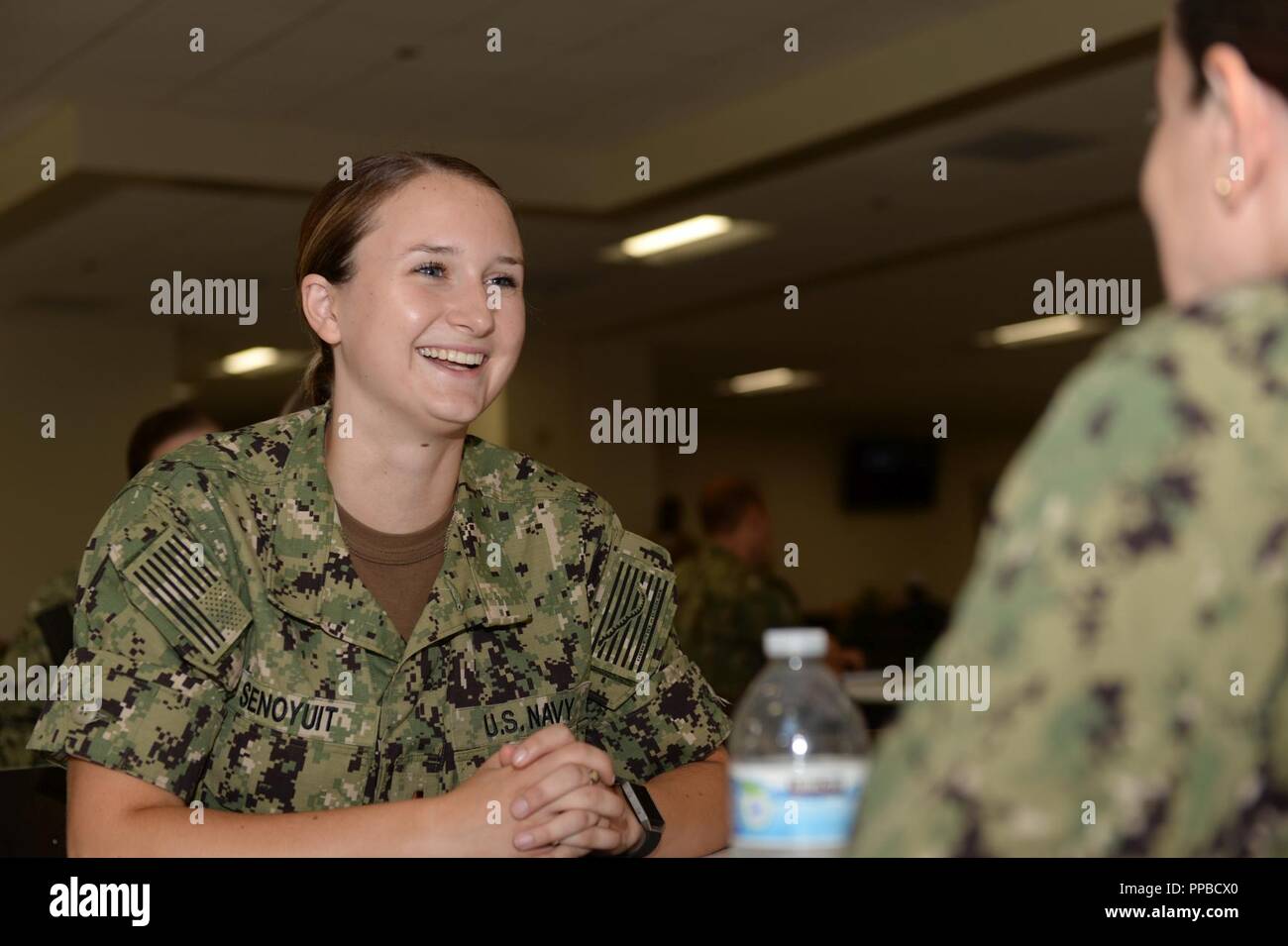 SAN DIEGO (Août 21, 2018), l'étoile Catherine Senoyuit, une infirmière affectée à Naval Medical Center San Diego (NMCSD), parle avec le Cmdr. Kelly Vega, directeur associé à la Direction des services de soins infirmiers à NMCSD, lors d'un événement de mentorat de vitesse conçu pour connecter les officiers subalternes avec plus d'officiers expérimentés et fournir un environnement informel pour discuter des options de carrière. Banque D'Images