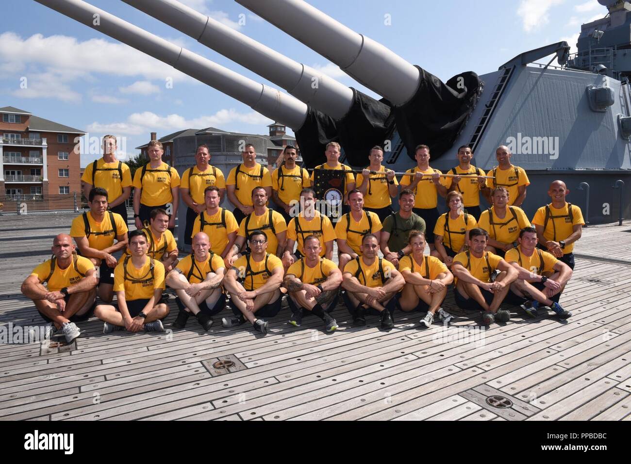 CPO Harem posent pour une photo de groupe à bord du USS Wisconsin (BB-64) au cours de la 18e Journées du Patrimoine CPO événement de formation. Le Wisconsin est amarré en permanence à côté du Musée Hampton Roads comme un bateau musée. L'événement est organisé par le musée, les premiers maîtres locaux, bénévoles et Nauticus. Au cours de l'événement, harem appris sur divers aspects de l'histoire navale, y compris Pearl Harbor, l'histoire des femmes dans la Marine, à bord de sous-marins, les chefs de l'histoire le premier maître de la marine, et au Vietnam. Harem a également eu l'occasion de parler avec l'ancien premier maître maître O Banque D'Images