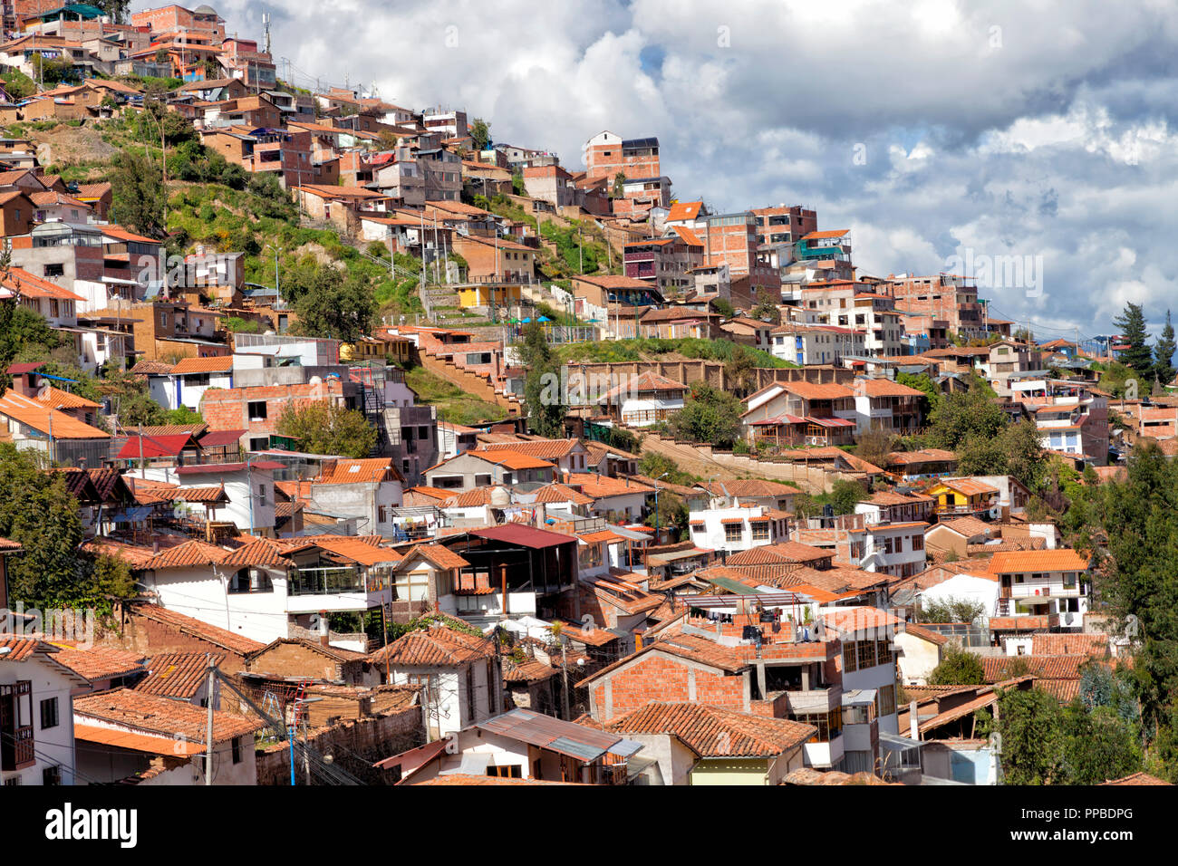 Les toits rouges des maisons sur les collines dans la capitale historique de l'Empire Inca, Cusco, Pérou Banque D'Images