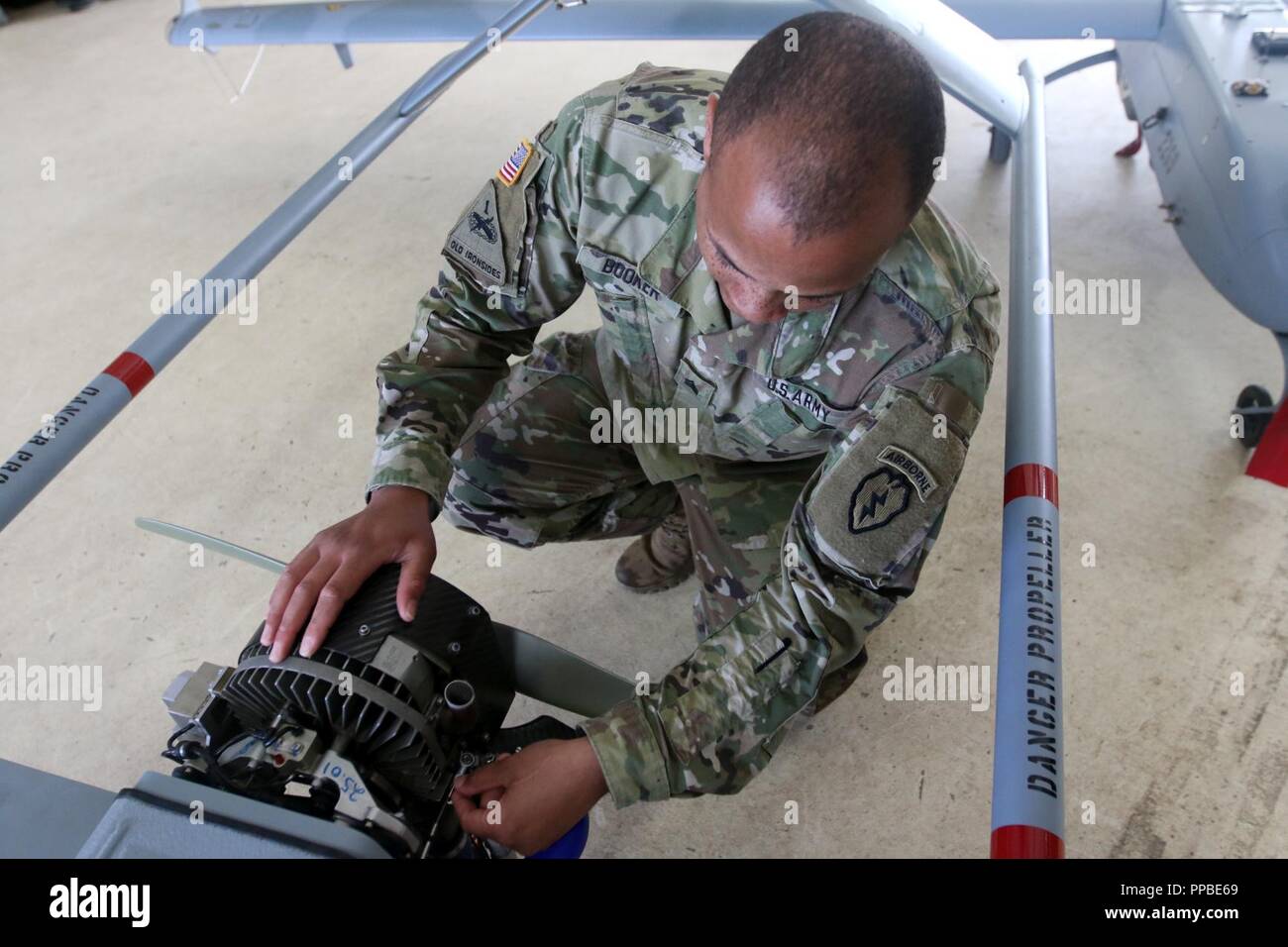 Le Sgt. Booker, originaire de Thomasville, Géorgie, et affecté à la section des systèmes de drones, d'entreprise, Ingénieur de la 6e Brigade d'infanterie, 4e Bataillon, Brigade Combat Team (Airborne), 25e Division d'infanterie de l'armée américaine, l'Alaska, procède à l'entretien d'un RQ-7 shadow 22 Août à Joint Base Elmendorf-Richardson, en Alaska. Banque D'Images
