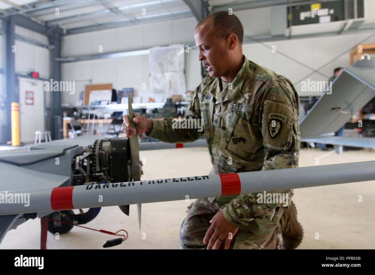 Le Sgt. Booker, originaire de Thomasville, Géorgie et affecté à la section des systèmes de drones, d'entreprise, Ingénieur de la 6e Brigade d'infanterie, 4e Bataillon, Brigade Combat Team (Airborne), 25e Division d'infanterie de l'armée américaine, l'Alaska, procède à l'entretien d'un RQ-7 shadow 22 Août à Joint Base Elmendorf-Richardson, en Alaska. Banque D'Images