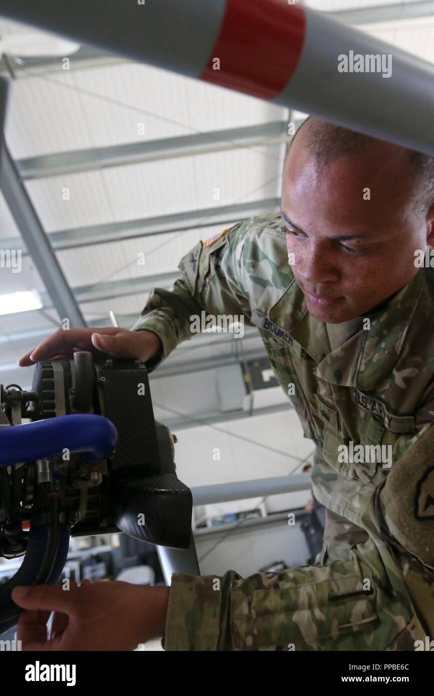 Le Sgt. Booker, originaire de Thomasville, Géorgie et affecté à la section des systèmes de drones, d'entreprise, Ingénieur de la 6e Brigade d'infanterie, 4e Bataillon, Brigade Combat Team (Airborne), 25e Division d'infanterie de l'armée américaine, l'Alaska, procède à l'entretien d'un RQ-7 shadow 22 Août à Joint Base Elmendorf-Richardson, en Alaska. Banque D'Images