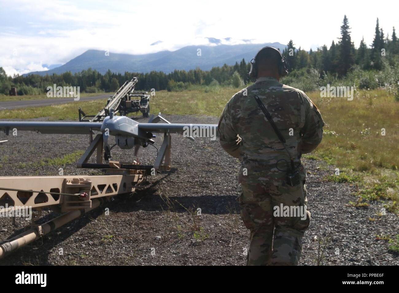 La CPS. Alibin, originaire de Lahaina, Hawaii affecté à la section des systèmes aériens sans pilote, d'entreprise, 6e bataillon du génie de la Brigade d'infanterie, 4e Brigade Combat Team (Airborne), 25e Division d'infanterie, se prépare à lancer le RQ-7 Shadow at Joint Base Elmendorf-Richardson, en Alaska. La CPS. Alibin doit procéder à des vérifications avant vol avant le lancement de l'avion. Banque D'Images