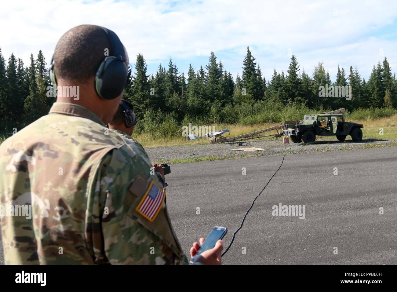 Le Sgt. Booker, originaire de Thomasville, Géorgie et affecté à la section des systèmes aériens sans pilote, d'entreprise, 6e bataillon du génie de la Brigade d'infanterie, 4e Brigade Combat Team (Airborne), 25e Division d'infanterie, assiste au lancement de la RQ-7 Shadow 22 août 2018 at Joint Base Elmendorf-Richardson, en Alaska. Banque D'Images