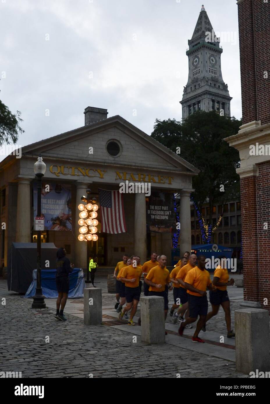 (16 août 2000 21, 2018) Premier maître sélectionne Exécuter par Faneuil Hall de Boston sur la piste de la Liberté pour l'entraînement physique du matin. Le premier maître de la Semaine du patrimoine est une semaine consacrée à la Marine de mentorat par des chefs de l'histoire et du patrimoine de l'Amérique à bord formation Bateau de l'État, l'USS Constitution. Banque D'Images