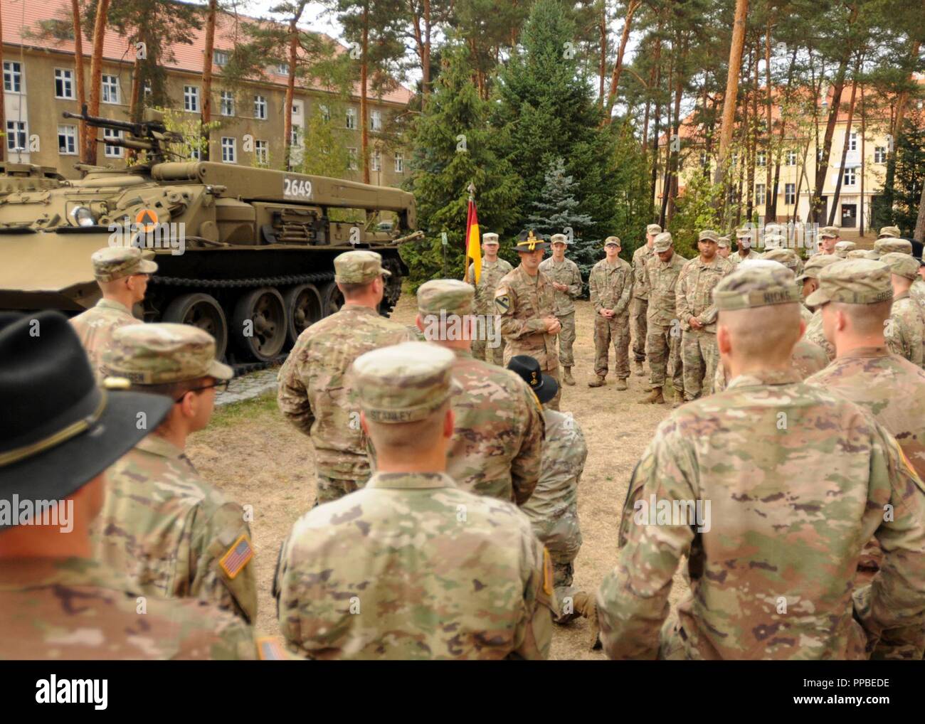 La 1ère Armée américaine Sgt. Andrew O'Dell, le premier sergent de la compagnie de commandement et de l'Administration centrale, 1st Armored Brigade Combat Team, 1re Division de cavalerie, effectue une brève formation à la sécurité à l'ISB Zagan, Pologne, le 24 août, 2018. Banque D'Images