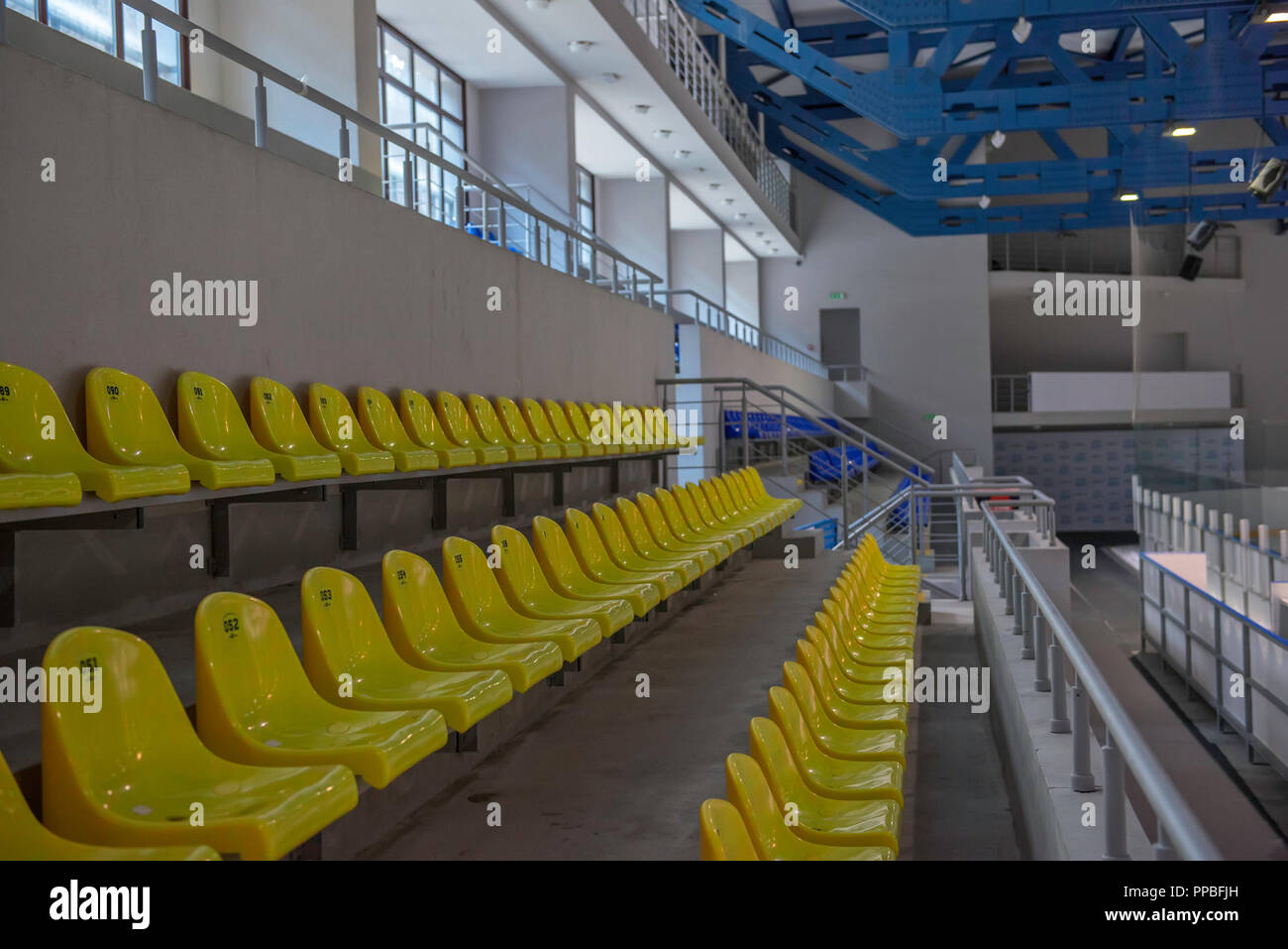 Jaune sur les sièges vides stadium Banque D'Images