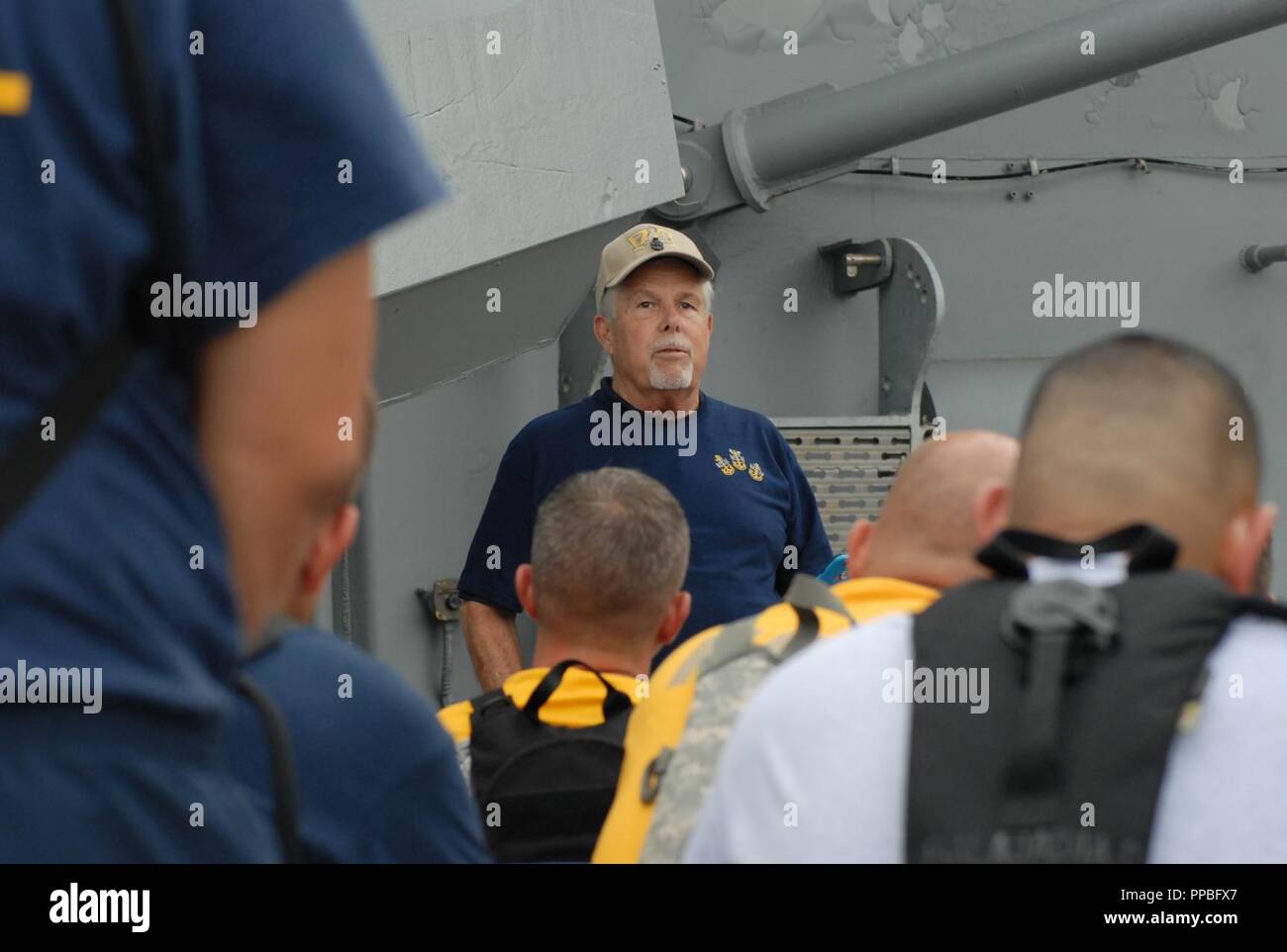 USS Pueblo (AGER-2) Earl Vétéran Phares parle au PM Harem de commandes zone à bord du USS Wisconsin (BB-64) et à l'pavillon Nauticus. Il a pris sa retraite de la Marine américaine à titre de directeur en 1995, et a raconté son 335 jours de captivité en Corée du Nord après le Pueblo a été capturé le 28 janvier 1968. L'hôtel Hampton Roads Naval Museum, en collaboration avec un chef local des officiers mariniers et Nauticus, accueille chaque année le CPO Journées du patrimoine, événement qui offre l'histoire et du patrimoine de la formation des PM lune au cours de trois jours. L'événement de cette année a eu lieu le 21 au 23 août 2018, et attracte Banque D'Images