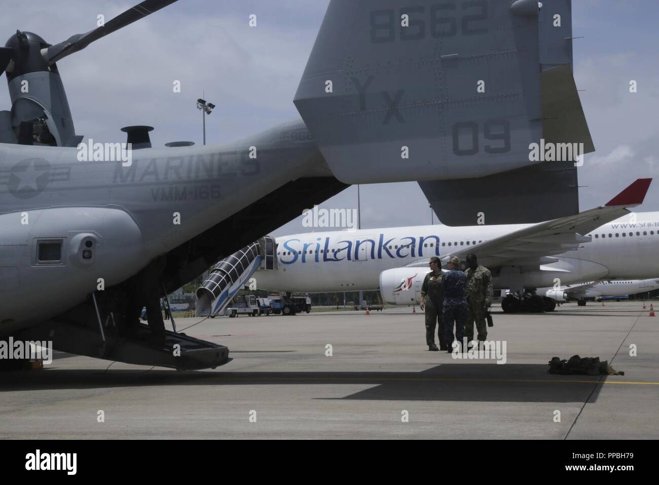 COLOMBO, SRI LANKA - Les marins de la Marine américaine pour se réapprovisionner d'attente pour le groupe amphibie d'Essex (ARG) à un centre logistique de l'aéroport international de Bandaranaike lors d'un déploiement prévu de la Essex ARG et 13e Marine Expeditionary Unit (MEU), le 28 août 2018. Le San Antonio-classe de transport amphibie USS dock Anchorage (LPD 23) et l'entrepris Marines de la 13e MEU a mené un exercice de coopération en matière de sécurité dans le théâtre avec la marine sri-lankaise et de la Marine de marine. Partie d'une U.S.-Sri Lanka partenariat naval, l'exercice est aussi l'occasion pour les septième flotte à explorer Banque D'Images