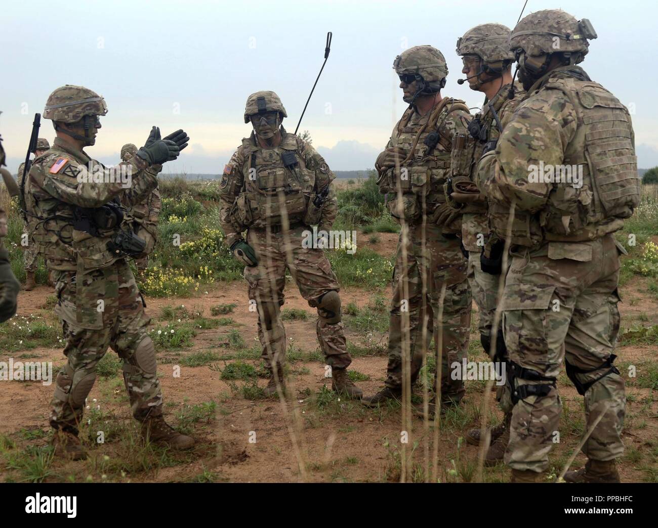 Le colonel Thomas Hough, commandant du 2e régiment de cavalerie expose son intention pour l'exercice de l'observateur, coach et formateurs avec le 1er Escadron, 2e Cav. Regt. pendant un exercice de tir réel interarmes du 26 au 30 août à Bemowo Piskie Domaine de formation, la Pologne. L'CALFEX est conçu pour maintenir l'état de préparation et de construire l'interopérabilité parmi les soldats. BPTA Les soldats sont sur une affectation par rotation de six mois à l'appui de la force multinationale, composée d'Américains, Britanniques, croate et soldats roumains qui servent avec la 15e Brigade mécanisée polonaise comme une force de dissuasion et de défense i Banque D'Images