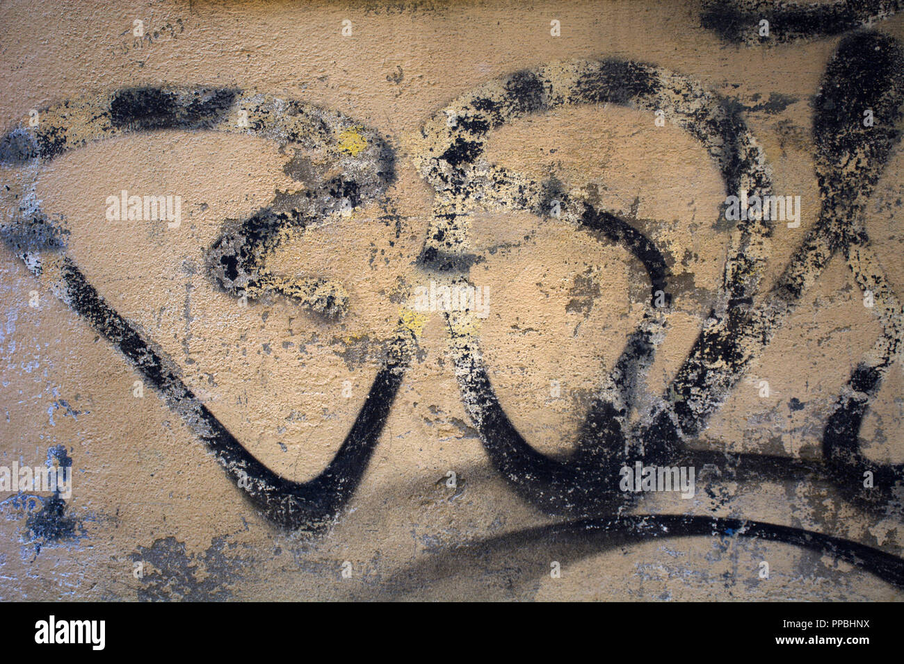 La décoloration de la peinture et graffiti sur mur italien ciment Banque D'Images