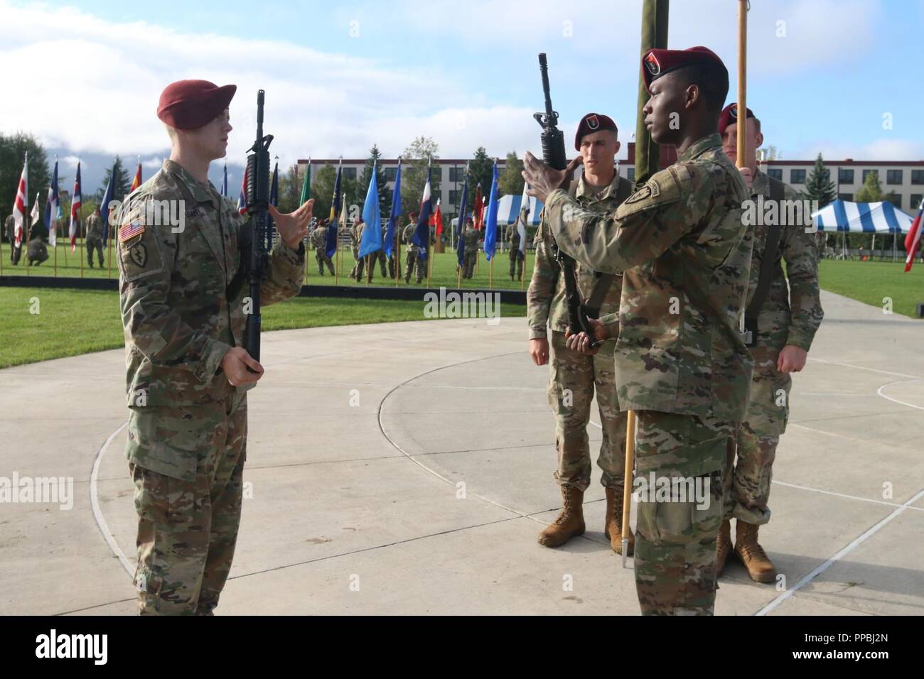 La 6e brigade de parachutistes Engineer Battalion, 4th Infantry Brigade Combat Team (Airborne), 25e Division d'infanterie, de répéter les mouvements de forage avant la cérémonie de changement de responsabilité de la brigade. Ces parachutistes d'élite ont été choisis comme unité color guard pour le 28 août, 2018 event at Joint Base Elmendorf-Richardson, en Alaska. Banque D'Images