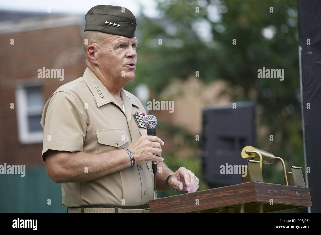 Commandant de la Marine Corps le général Robert B. donne la parole durant le Neller inauguration d'un monument à la tombe de l'OPHA peut Johnson, St Paul's Rock Creek Cemetery, Washington, D.C., le 29 août 2018. Le monument a été mis en place par l'Association des femmes Marines pour commémorer les 100 ans de femmes dans le Corps des Marines. Banque D'Images