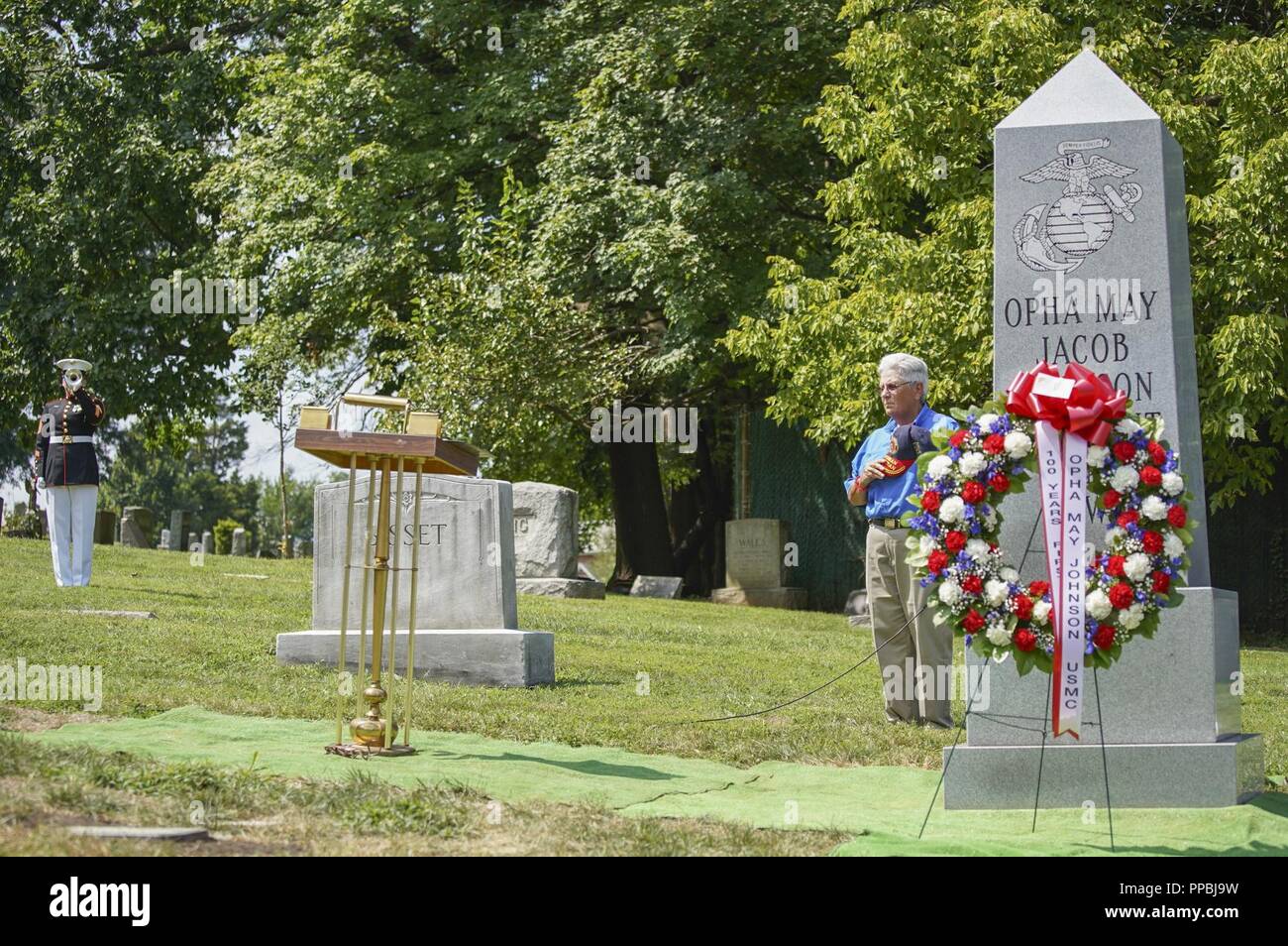 Taps est joué à l'inauguration d'un monument à la tombe de l'OPHA peut Johnson, St Paul's Rock Creek Cemetery, Washington, D.C., le 29 août 2018. Le monument a été mis en place par l'Association des femmes Marines pour commémorer les 100 ans de femmes dans le Corps des Marines. Banque D'Images