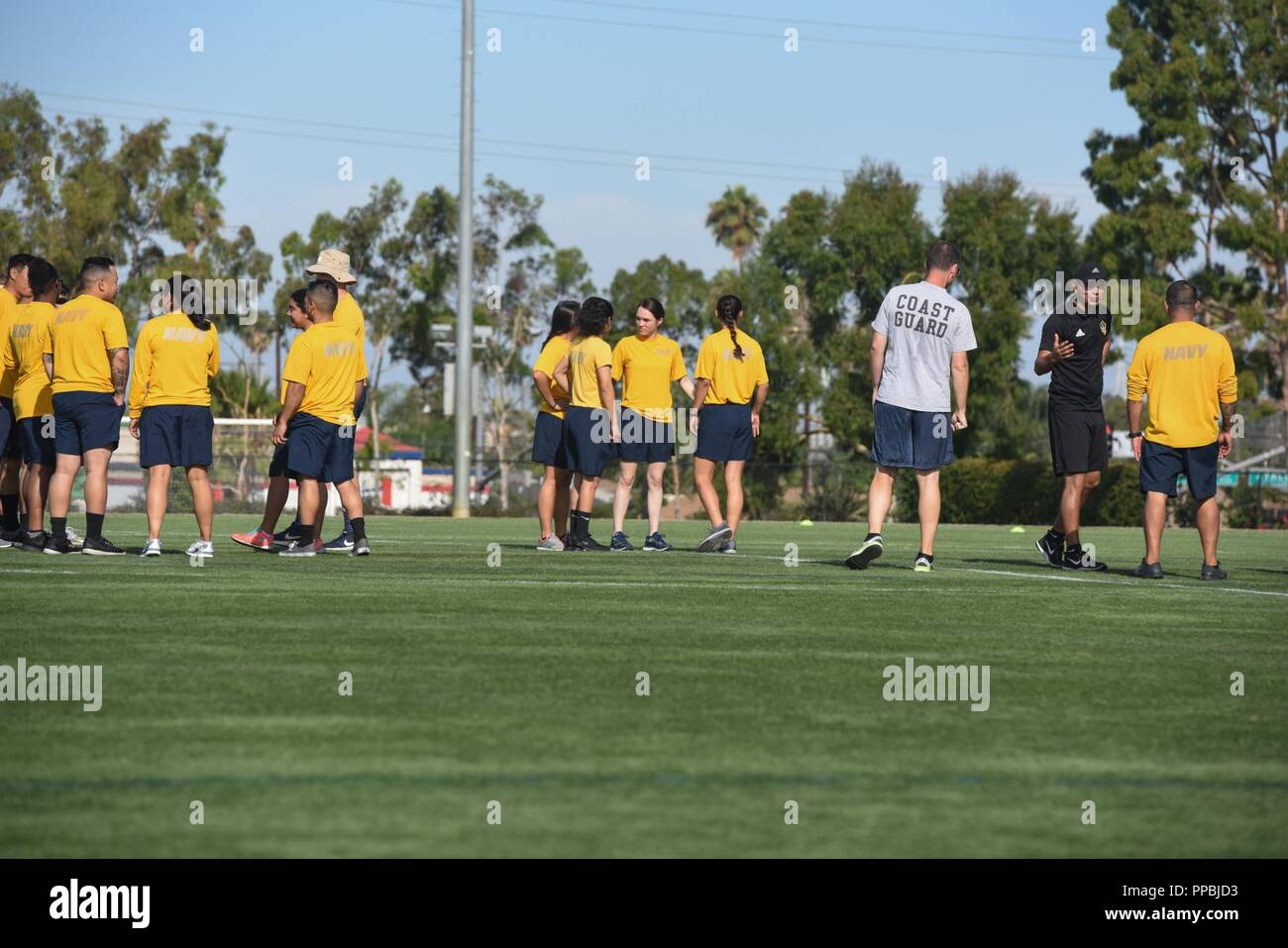 Le premier maître de John Babson, avec la Garde côtière privé Los Angeles-Long Beach, prépare pour les semoirs aux côtés de la Marine et de la Marine canadienne à l'StubHub center de Carson, en Californie, le 29 août 2018. Services armés américains et canadiens ont participé à une séance de formation avec l'équipe de soccer de la Galaxy de la Fleet Week. Banque D'Images