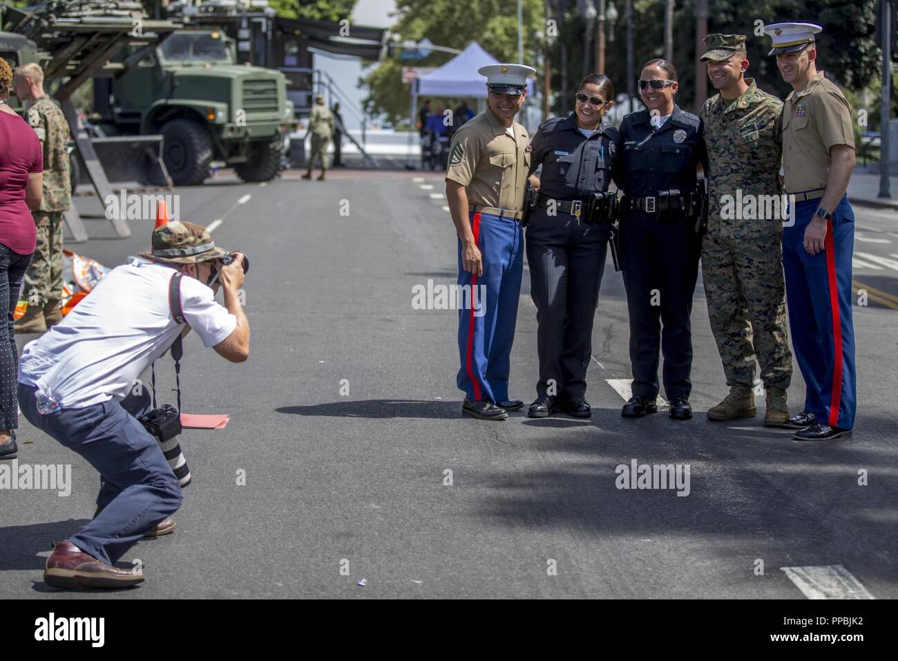 Avec les Marines américains du bataillon logistique de combat 15, 1er Groupe Logistique Maritime, posent pour la photo avec la police locale au cours de l'assistance humanitaire pour les secours en cas de manifestation dans le village de Los Angeles, Californie, le 29 août 2018. Participants marché dans une présentation statique pour en savoir plus sur la préparation de la communauté et de la façon de préparer eux-mêmes, leur famille et leur communauté pendant une catastrophe. Je Marine Expeditionary Force fournit chaque année l'appui aux autorités civiles à travers des exercices d'établissement des relations et tactique de la formation ciblée à travers l'État pour soutenir les acteurs régionaux dans répondre Banque D'Images