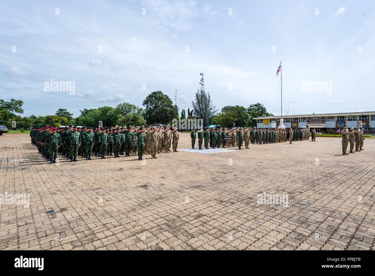 Stand des soldats à l'aise au cours de la cérémonie de clôture d'Hanuman Guardian 2018 après 10 jours de formation entre l'armée américaine et l'Armée royale thaïlandaise Aug 30 à la cavalerie de l'Armée royale thaïlandaise du Centre en Thaïlande Saraburi province. Hanuman est un gardien de l'armée bilatérales à l'exercice de l'armée qui renforce et développe la capacité de l'interopérabilité entre les États-Unis et les forces de l'Armée royale thaïlandaise. Banque D'Images