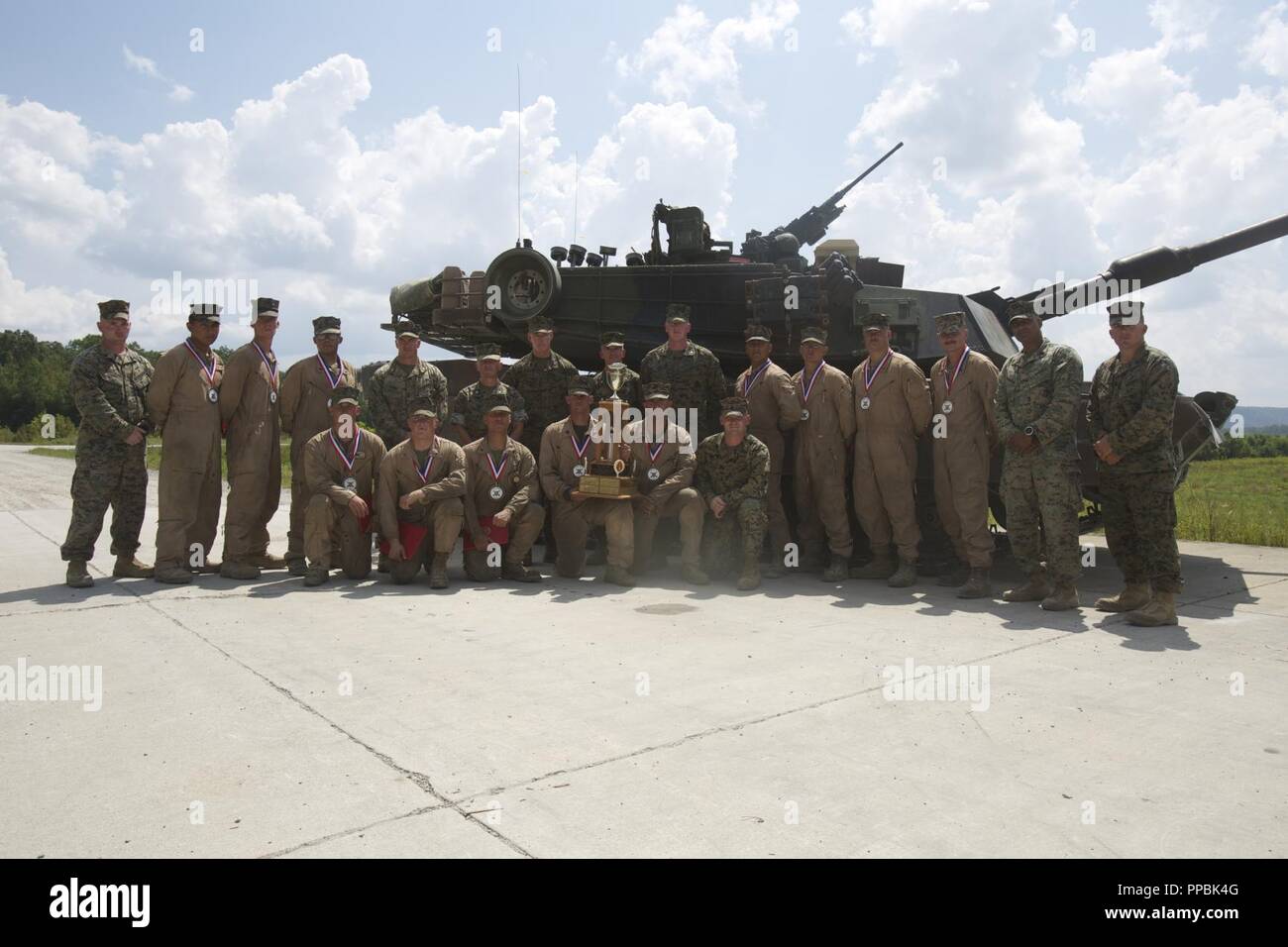 Le lieutenant général Brian D. Beaudreault, le commandant adjoint des plans, des politiques et des opérations, pose pour une photo avec les équipages du 1er, 2e et 4e Bataillon après la cérémonie de remise des prix de la 15e cérémonie de remise des prix au Concours Tiger Gamme Wilcox, Fort Knox, Kentucky, le 28 août 2018. Banque D'Images