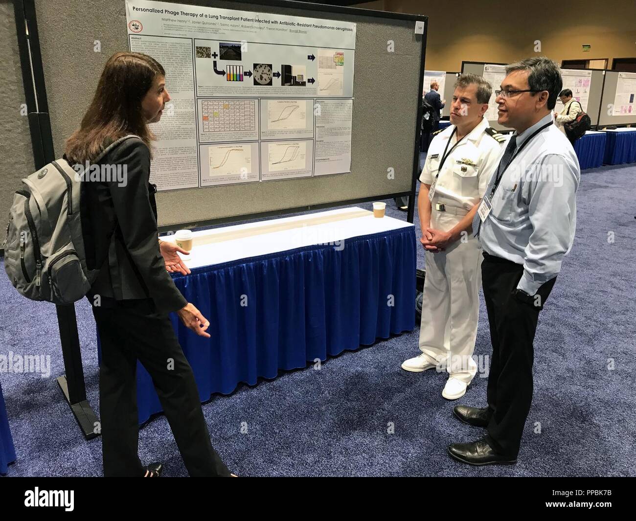 Les Drs. Le cmdr. Christopher Duplessis et Biswajit Biswas, les chercheurs de Naval Medical Research Centre (NMRC), discuter de la façon dont les virus bactériophages - sont utilisés pour cibler et consommer des souches spécifiques de bactéries résistantes aux antibiotiques au cours de la 2018 Symposium de recherche du système de santé militaire (MHSRS). Banque D'Images