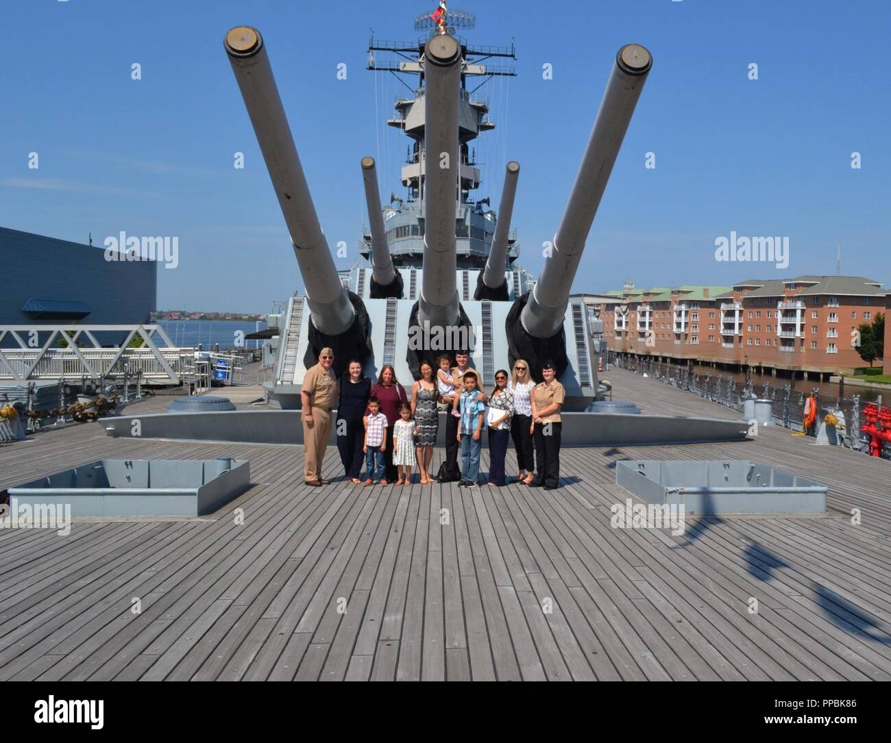 C1 Justin R. Houser, à partir de la sécurité navale, Center-Norfolk réinscrit fièrement cet après-midi à bord du USS Wisconsin (BB-64) devant les membres de sa famille qui sont venus de près et de loin à l'appuyer. Les membres de la famille ont aussi reçu des certificats d'appréciation après la brève cérémonie. L'USS California (BB-64) est un cuirassé qui Iowa-Class est amarré en permanence à côté de l'hôtel Hampton Roads Naval Museum dans le centre-ville de Norfolk, en Virginie, en tant que bateau musée. Le navire est un lieu populaire pour les cérémonies militaires, et est utilisée pour la zone de commandes. Banque D'Images