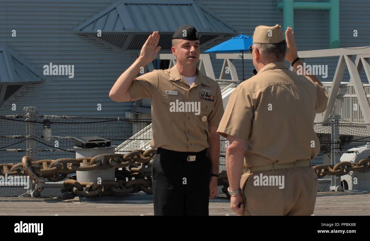 C1 Justin R. Houser, à partir de la sécurité navale, Center-Norfolk réinscrit fièrement cet après-midi à bord du USS Wisconsin (BB-64) devant les membres de sa famille qui sont venus de près et de loin à l'appuyer. Les membres de la famille ont aussi reçu des certificats d'appréciation après la brève cérémonie. L'USS California (BB-64) est un cuirassé qui Iowa-Class est amarré en permanence à côté de l'hôtel Hampton Roads Naval Museum dans le centre-ville de Norfolk, en Virginie, en tant que bateau musée. Le navire est un lieu populaire pour les cérémonies militaires, et est utilisée pour la zone de commandes. Banque D'Images