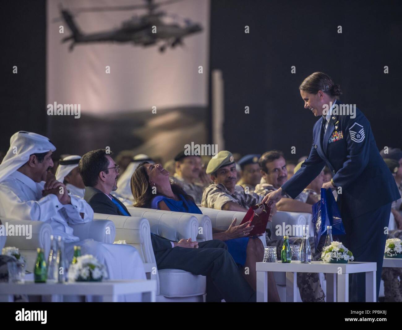 Mme Kathy Harrigian, épouse du lieutenant général Jeffrey L. Harrigian sortant, U.S. Air Forces Central Command (AFCENT) Commandant, est présenté un cadeau par une présentation de l'information au cours de la cérémonie de passation de commandement AFCENT à Al Udeid Air Base, Qatar, 30 août 2018. Le lieutenant général Harrigian a servi comme commandant de l'AFCENT et commandant de la composante aérienne des Forces combinées à compter de juillet 2016, et a conduit aux États-Unis et dans d'opérations coalisées contre ISIS dans le cadre de l'opération résoudre inhérent en Iraq et la Syrie et contre les talibans et les réseaux terroristes en Afghanistan dans le cadre de l'opération Liberté's Sentinel et l'OTAN Resolute Su Banque D'Images