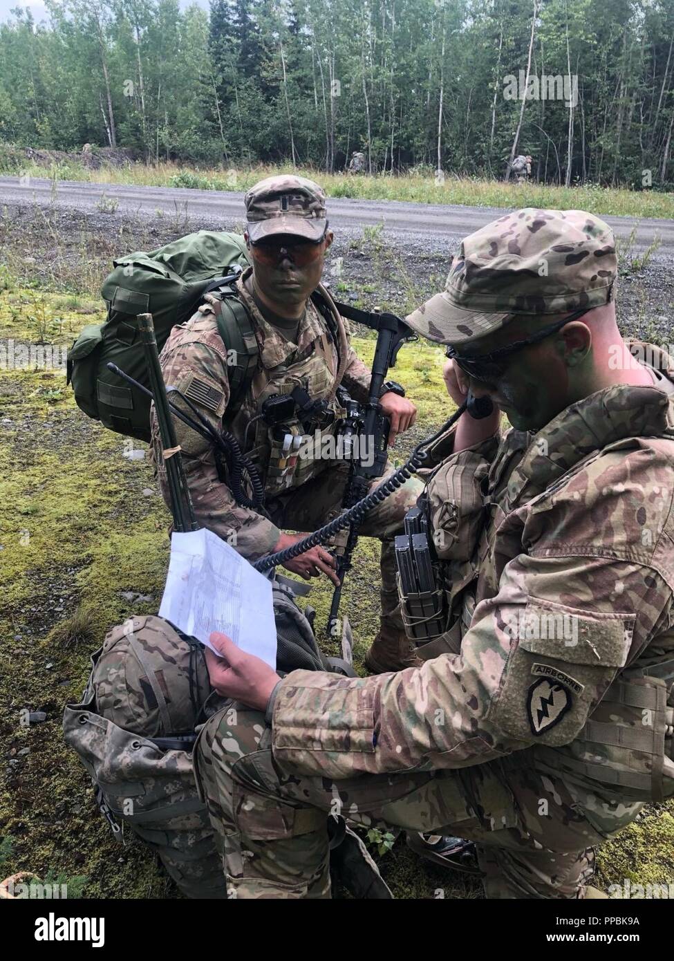 Deux parachutistes CAV tester leur équipement de communications au cours d'un exercice de préparation au déploiement d'urgence de l'escadron le 27 août 2108, à la constitution d'une base commune d'Elmendorf Richardson, Alaska. Banque D'Images