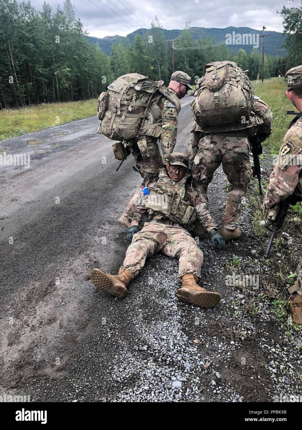 Le 1er escadron de parachutistes (Airborne), 40e Régiment de cavalerie, d'infanterie 4e Brigade Combat Team (Airborne), 25e Division d'infanterie de l'armée américaine Alaska exécuter un exercice de préparation au déploiement d'urgence de l'escadron le 27 août 2018, at Joint Base Elmendorf- Richardson, Alaska. Banque D'Images