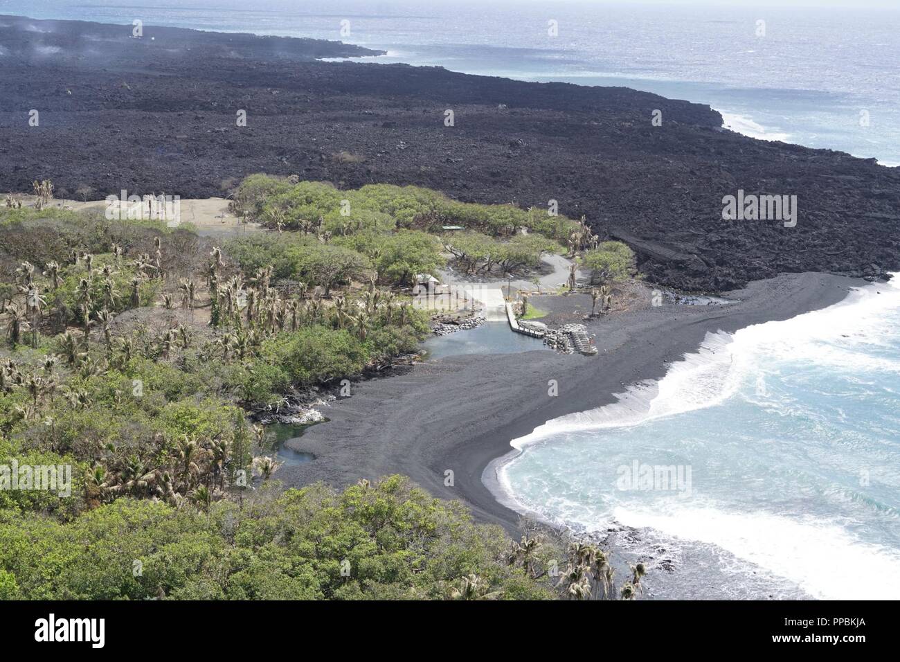 Vue aérienne de Issac Hale rampe de bateau qui a été envahi par la lave de la dernière éruption de trois mois dans la région de Leilani Estates sur Hawaii Island. L'Hawaii Army National Guard de la clé fournie le leadership de l'Hawaii comté, la FEMA, USGS, et la Garde nationale d'Hawaï avec une étude aérienne des zones de l'île, effectuée par la récente éruption et l'ouragan Lane. 29 août 2018, Hilo à Hawaï. Banque D'Images