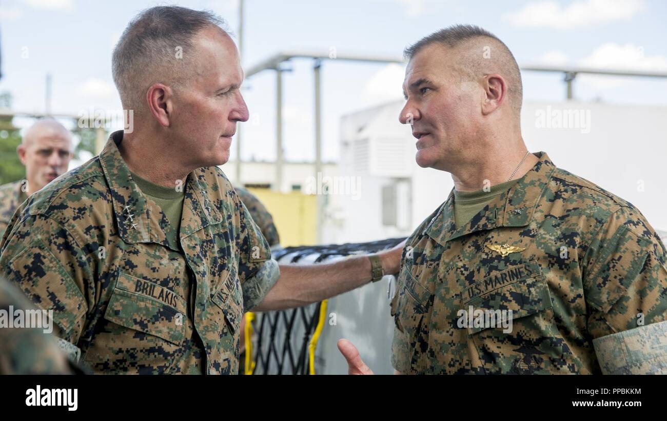 Le général du Corps des Marines des États-Unis Mark A. Brilakis, gauche, parle de U.S. Marine Corps Brig. Gen. Karsten S. Heckl pendant une visite sur Marine Corps Air Station New River, le 28 août 2018. Le général Brilakis visité la 2ème aile d'avion Marine (2d MAW) afin de s'orienter sur l'état actuel de 2d Maw. Brilakis est le commandant général du Commandement des Forces maritimes. Heckl est le général commandant du 2d MAW. Banque D'Images