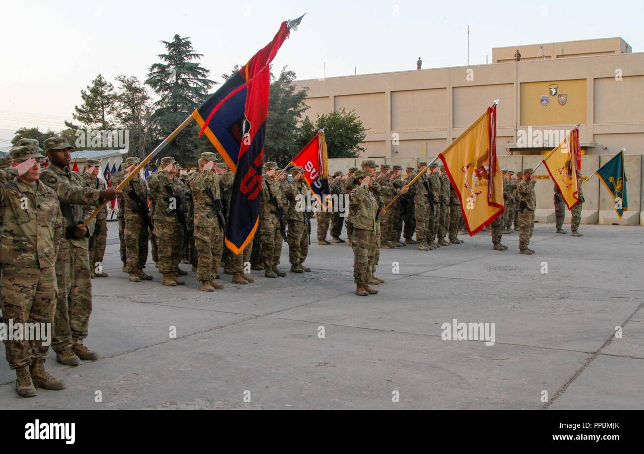 Les soldats de la 101e Airborne Division (Air Assault), Brigade de soutien soutien résolu de rendre honneur à les couleurs lors de la cérémonie de passation de commandement à l'aérodrome de Bagram, en Afghanistan, le 26 août. La cérémonie de passation de commandement représente le transfert de responsabilité et l'autorité du commandant sortant, le colonel Stanley J. Sliwinski au colonel Stephanie A. Barton. Banque D'Images