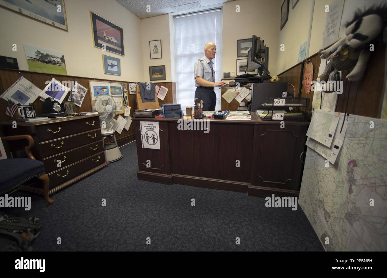 L'Escadron de la Royal Air Force. Ldr. Richard Fryer, RAF Mildenhall commandant de station, remplit des tâches dans son bureau à RAF Mildenhall, Angleterre, le 31 juillet 2018. Fryer a été le premier devoir d'un contrôleur de la circulation aérienne avant que son rôle en tant que commandant de la station RAF Mildenhall de 2007 à 2018. Banque D'Images